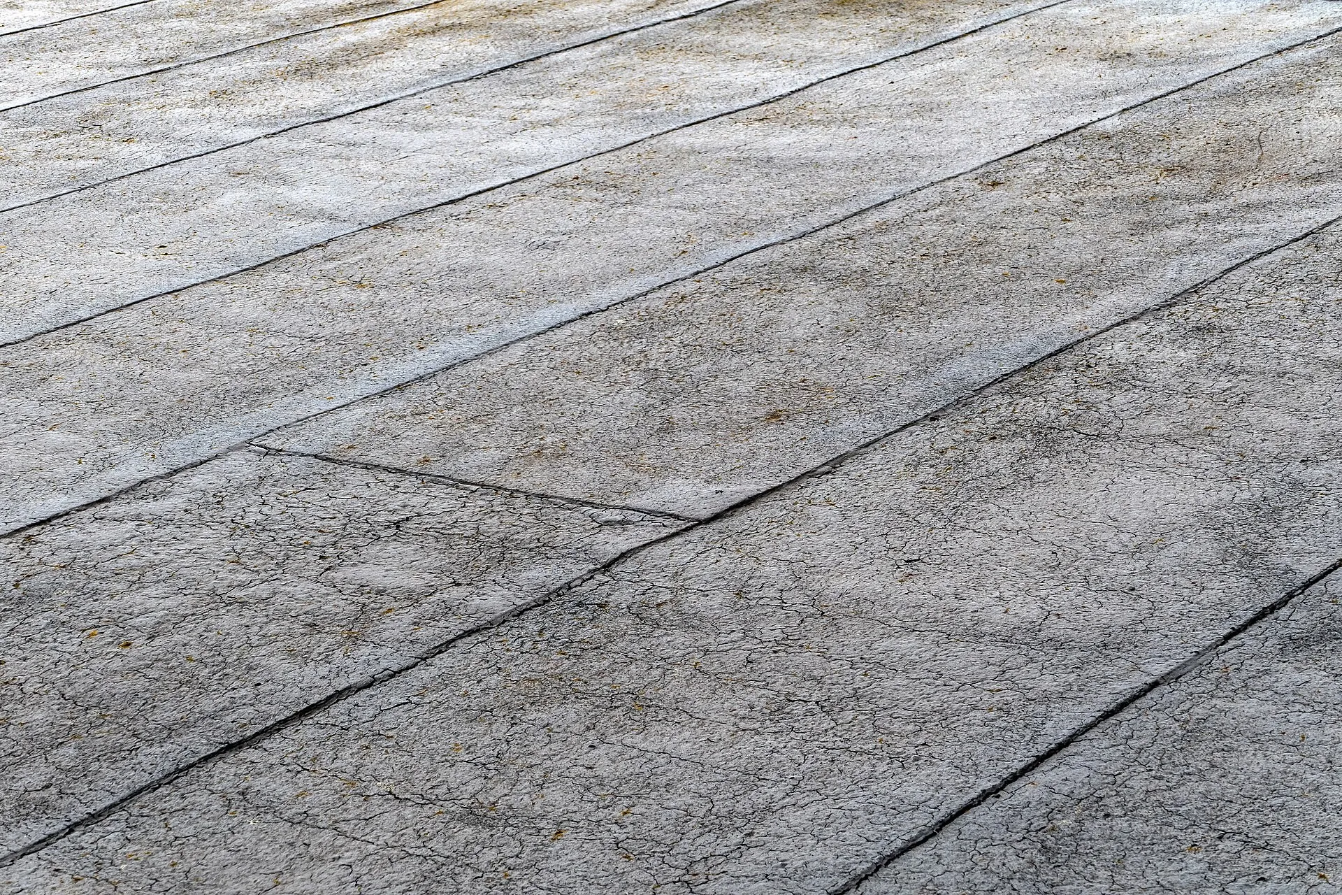 Bituminous waterproofing membrane laid in overlapping strips on a flat roof